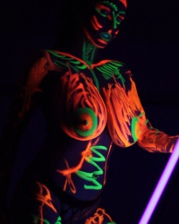 Ewa Sonnet Neon Bodypaint