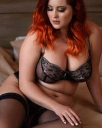 Lucy Vixen Shooting On The Bed